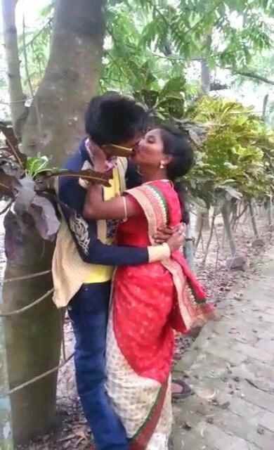 Desi village bhabhi xxx hd enjoy with young devar outdoor HD