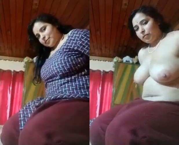 Beautiful sexy xxx hindi bhabhi showing her big boobs mms