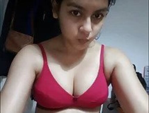 Extremely cute 18 girl indian xn xx showing nice boobs mms