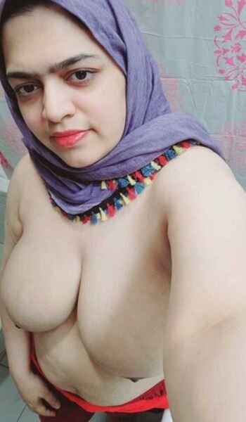 Paki super milf bhabi pakistan pron showing her big tits milk tank