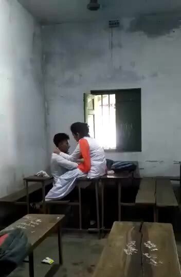 Desi college lover couple xnxx video desi enjoy in classroom