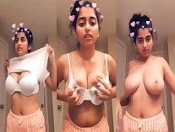 Very-hot-sexy-girl-indian-hard-xxx-showing-big-tits-mms-HD.jpg